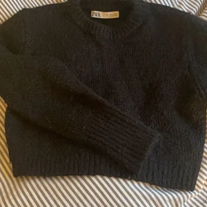 Svart stickad tröja - Jättefin svart stickad tröja i lite tjockare material från zara❣️Säljer då jag inte har användning för den längre, kom privat för fler bilder på hur den sitter m.m Nypris 300 kr och används väl men inga synliga fel på den