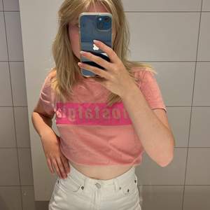 Rosa T-Shirt från samsøe samsøe med tryck ”nostalgia”. Köparen står för frakten. 