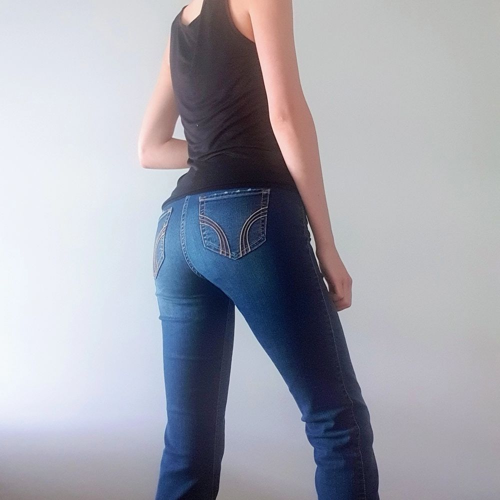 Flared low waist jeans that gives anyone curves. Match with a pair of sandals for a beachy vibe or with sneakers or boots for the city.. Jeans & Byxor.