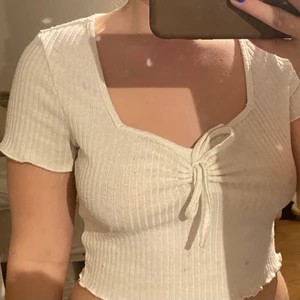 Topp - Supersöt topp i storlek M, 50kr frakt tillkommer på 26kr!🫶🏻🌸