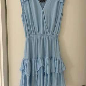 Jättefin blå klänning från Little Remix. Passar S/M💙