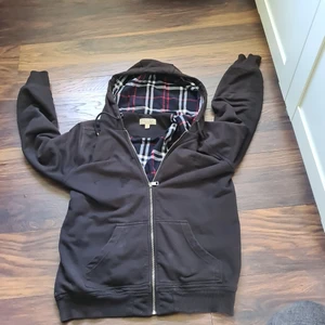 Burberry Zip Hoodie - Säljer nu min supersköna burberry hoodie då jag vill testa något annat.   skick 8/10. Storlek XL men passar mig perfekt som är M/L. OBS: Ljuset får den att se fläckig ut, vilket inte är fallet. Köpt är köpt. 