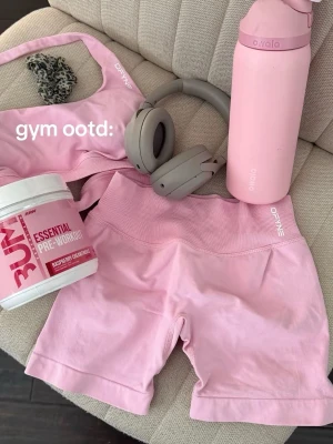 Dfyne Ljusrosa seamless träningsshorts - Säljer ett par ljusrosa seamless träningsshorts från DYNAE. De har hög midja och är tillverkade i ett stretchigt material som passar perfekt för gym och träning. Shortsen har en tight passform och är riktigt bekväma för aktiva dagar.