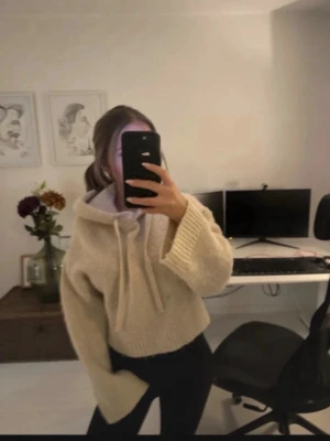 Stickad hoodie från Zara - Säljer denna fina stickade hoodien från Zara i strl xs-S då den ej kommer till användning ❤️