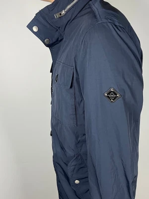 J.Lindeberg field jacket - 👕 Plagg: field jacket                                                                 📏 Storlek: L                                                                🏷️ Märke/Modell: J.Lindeberg                                           ✨ Skick: Fint skick                                                      💬 Vid frågor är det bara att skriva!                                                                                          🛍️ Gramenti