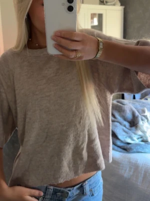 Beige stickad tröja - Snygg beige stickad tröja med kortare armar. Väldigt fin nu till hösten🍂