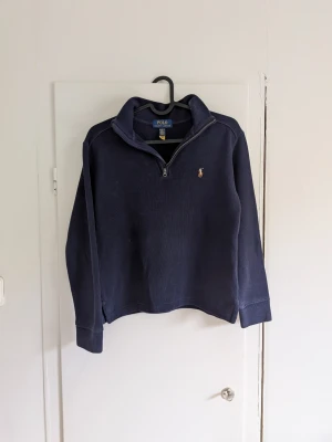 Ralph Lauren 1/4 zip - Tjena! Jag säljer en riktigt snygg vintage Ralph Lauren 1/4 zip😁 Den är självklart äkta✅ Skicka om du har några frågor☺️ Den har en fläck (se bild) annars bra skick!