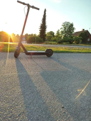 Svart elsparkcykel - Säljer en svart elsparkcykel ninebot g30 med robust ram och två hjul. Den har en enkel och stilren design med handtag och stödben. Perfekt för att ta sig fram snabbt i stan eller till skolan. Den har en max hastighet på 35km/h. Den är bakhjulsdriven. Pris kan diskuteras köpare betalar frakt