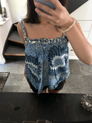 Blå topp - Säljer en blå mönstrad söt topp med mönster🩷🎀
