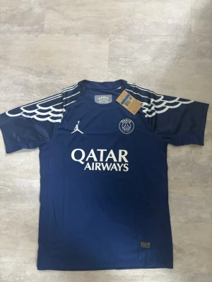 Psg tröja  - Jordan 4th psg kit. En underbar tröja. Tyvvär råk jag beställa fel storlek och måste därav återsälja denna underbara vara. Jag hade annars behållt den. Den är riktig snygg och fräsch samt perfekt för att ta på sig då man hejar på Frankrike inför de kommande matcherna⭐️🇫🇷