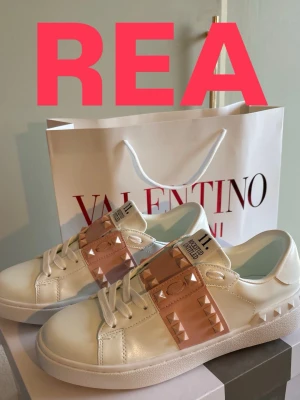 REA!!! Valentino sneakers - Endast 999 Tom 30/8. Säljer valentino garavani skor, rockstud 11 med rosa färgade nitar. Väldigt fina och passar till de mesta, sommar skor som passar perfekt nu till sommaren, allt medföljer som på bild. Box och påse. Va snabb me beställningar, alla storlekar finns inne, för frågar är det bara att höra av sig🥰