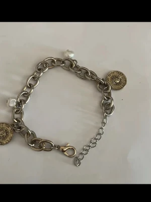 Berlockarmband - Armband med brasilianska berlocker och pärlor🌞 Storlek: 15+9 cm = 24 cm Går att justera mellan storlekar Handgjord✨