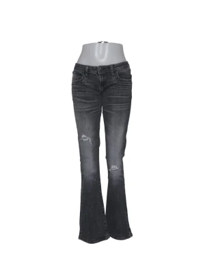 Svarta bootcut jeans med slitningar - Snygga svarta bootcut jeans med slitningar på knäna och lätt tvättad look. Säljer då dom inte kommer till användning längre. Dessa säljs inte längre, därför säljer jag för 250kr men pris kan alltid diskuteras! 🤗