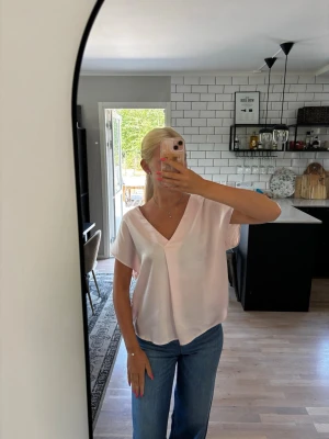 Rosa v-ringad blus  - Säljer en superfin rosa tröja som är v-ringad. Tröjan är i storlek S men passar mig som också brukar ha XS. Använd fåtal gånger 🌸Publicerad på flera säljsidor.