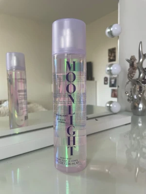 ariana grande bodymist✨🫰 - säljer en Ariana grande bodymist som är nästan helt full som luktar jätte fresh✨😊