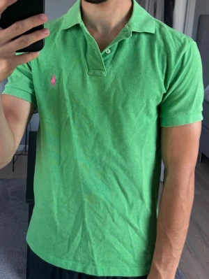 Grön pikétröja från Polo Ralph Lauren - Skön och annorlunda färg, inga defekter eller liknande på den, hör av er vid ytterligare frågor!
