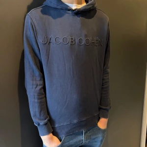 Jacob Cohen hoodie - Blå Jacob cohen hoodie som är i bra skick och utan defekter eller liknande. Högkvalitativ och stilren. Helt äkta Storlek S, nypris runt 4500