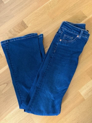 Mörkblå bootcut jeans  - Jättefina mörkblå jeans från H&M