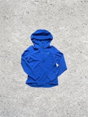 Arcteryx Goretex Tunn Vindjacka Storlek M - Arcteryx Goretex Tunn Vindjacka 💧 : Knappast använd utan några defekter : Skick 9,5/10 : Snygg blå färg 🐟🦕 : Damstorlek M, passar som Slim M : Fungerar både för kvinnor och män beroende på hur man gillar passformen! : Perfekt för kommande regniga dagar! : Kom privat för fler bilder, mått och funderingar!! 