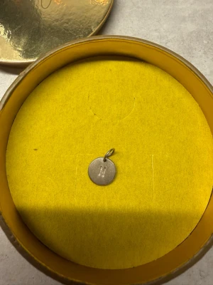 Sterling silver hänge med bokstaven N - Säljer ett runt hänge med ingraverad bokstav N i sterling silver från Jane Koenig. Silver stämpel finns på baksidan. Köpt för ca 500