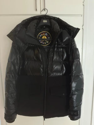 Moose Knuckles Pufferjacka - Fin Moose Knuckles Pufferjacka i bra skick. Storlek M. Exklusiv modell som inte säljs längre. 