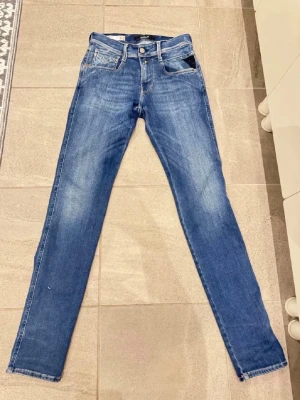 Replay anbass - Replay Anbass Jeans - W27/L32 Säljer ett par stilrena Replay Anbass-jeans i storlek W27/L32. Jeansen ar i mycket fint skick och har endast använts ett fåtal gånger eftersom de tyvärr var något för små. Original Replay Anbass-modell. Mycket gott skick, Använda få gånger. Hör gärna av dig vid frågor eller intresse.