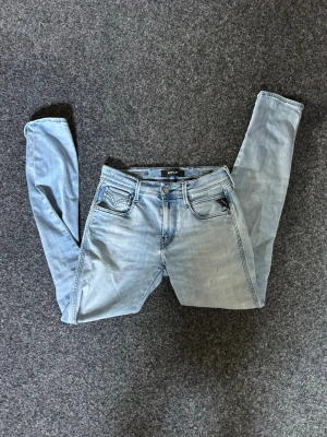 Replay Anbass Hyperflex - Säljer dessa replay Anbass Hyperflex. Jeansen är i mycket bra skick bortsett från defekten som syns på bild 4. Eftersom modellen är Anbass Hyperflex så är dessa jeans mycket eftertraktade och exklusiva. Storlek 30 och har en ljusblå färg.                 Hör av dig vid intresse, frågor eller liknande!
