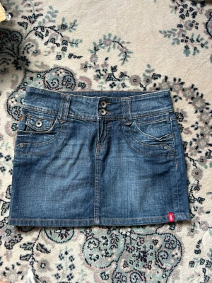 Snygg lågmidjad vintage jeanskjol  - Super fin 💞 midjemått på bild