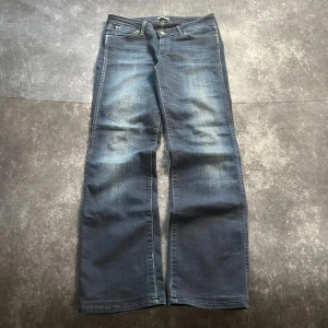 Blå Wrangler Sara vintagejeans för damer i storlek W30 L32 - Stilrena Wrangler Rose-vintagejeans. Bekväm passform och tidlös jeansmodell.  Mått 📏 Midja: 40 cm Benslut: 20 cm Lår: 30 cm Totallängd: 104 cm Måtten finns även på bilderna  Skickas inom ett dygn Spara på priset och frakten genom att sätta ihop ett paket Mer information finns på min profil  19-421