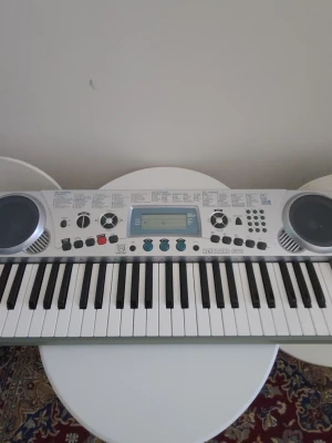 Instrument Keyboard 670 med 50 röster och 30 stilar - Musik Keyboard 670 med 50 röster och 30 stilar. Den har 50 demolåtar och MIDI OUT-anslutning. Drivs med 6 x 1.5V R-14/B batterier eller 9V DC 500mA adapter.  Adaptern ingår ej med.