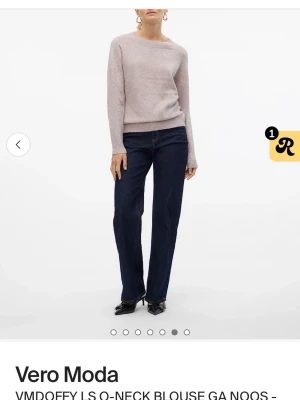 Ljusrosa stickad tröja Vero Moda - Mysig stickad tröja från Vero Moda med rund halsringning och långa ärmar. Tröjan har en enkel, rak passform och ribbade muddar vid ärmslut och nederkant. Perfekt till både jeans och kjol.