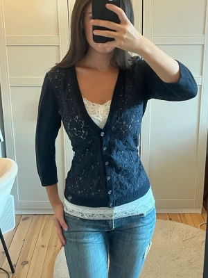 Abercrombie and fitch kofta  - Jättesöt kofta från Abercrombie and Fitch med spets på framsidan, storlek S 