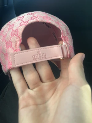 Rosa gg keps  - Säljer min rosa gg keps den är använd men är i bra skick. Den passar dig som gillar stilren stil och som gillar att göra din look lite extra lyxig.