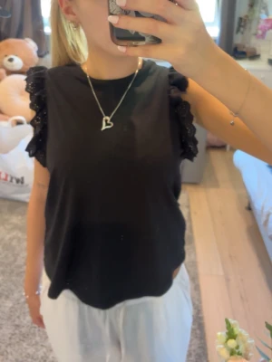 Svart ärmlös topp med volang - Säljer en svart ärmlös topp med volangdetaljer på axlarna från Mango. Säljer då den inte längre kommer till användning. Jätte fin att ha till vardagen eller ifall man ska iväg 😊 Pris går alltid att diskutera! 
