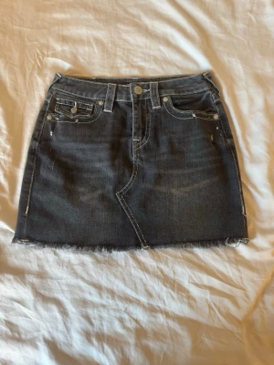 Svart jeanskjol från True Religion -  snygg grå midwaist kjol från true religion!! knappast använd och köpte de för ca 900. dragkedjan är lite trög därför sänkt pris💕