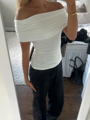 Vit offshoulder topp  - Vit offshoulder topp. Ny med prislapp kvar🤍
