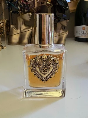 Dolce Gabbana Devotion 50 ml - Säljer denna parfym då jag inte använder den längre, ni ser på bilderna hur mycket som finns kvar❤️