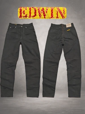 Edwin Newton Slim 8007 Jeans W29/L32 gråsvart Made in Japan - Snygga gråsvarta made in Japan slim jeans från Edwin med klassisk femficksdesign och raka ben. Jeansen har en diskret gul detalj på bakfickan och patch med logga i midjan. Tillverkade i slitstarkt denimtyg som ger en cool och tidlös look. ❌ Passformsbilder skickas ej. Se mått! 💬 Prisförslag välkomnas. 🚫 Rökfritt & djurfritt hem. 📦 Skickas inom 24 timmar. 😱 Smutsfläckar kan förekomma.
