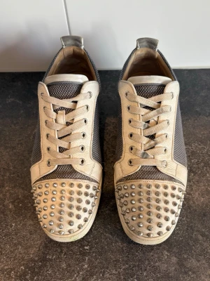 Louboutin skor - Christian Louboutin skor | Storlek 45 | Bra skick, defekter syns i bild | Endast skorna medföljer 