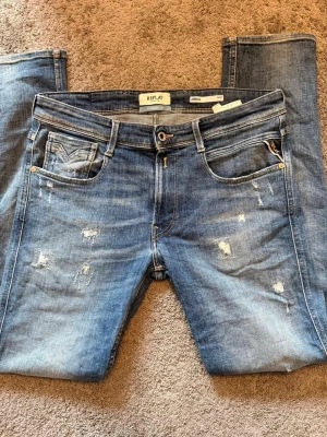 slitna jeans Replay - Säljer ett par blå jeans från Replay, modell Anbass. Substain lab som är en limiterad modell Jeansen har en slim fit passform.