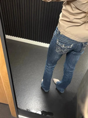 Low Rise jeans - Väldigt Lågmidjade jeans med detaljer där bak. Jag är 166 cm