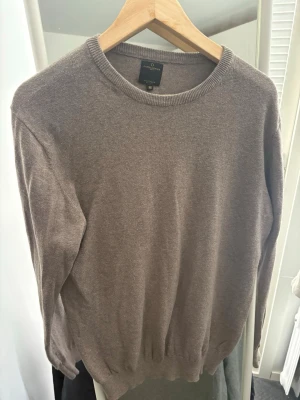 Beige stickad tröja Doppelgänger - Snygg stickad tröja frän Doppelgänger i storlek M! Skick 9/10 knappt använd🙌 Fler frågor eller funderingar hör av er i Dm!👌