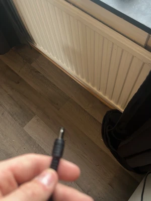 Svart nätadapter med sladd - Säljer en svart nätadapter med tillhörande strömkabel och rund DC-kontakt. Perfekt för elektronikprylar som behöver extern strömförsörjning. Standard EU-kontakt och kompakt design gör den enkel att använda hemma eller på kontoret.