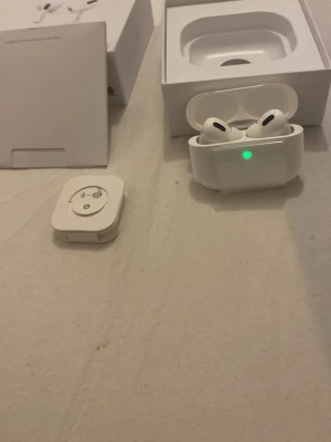 Vita trådlösa in-ear hörlurar - Säljer ett par vita trådlösa in-ear hörlurar med laddningsetui. Hörlurarna har en stilren och kompakt design med silikonproppar för bra passform. Perfekta för musik, poddar och samtal. Laddningsetui med LED-indikator ingår.