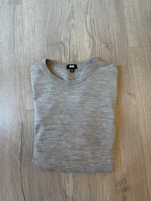 Grå stickad tröja från Uniqlo - En stilren grå stickad tröja från Uniqlo! Tröjan har används fåtal gånger!✅ det är storlek XL📐 riktigt snygg och passar till det mesta! Skriv vid funderingar✅ fraktar inom 24h🚚📦