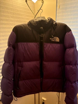 The North Face - vinterjacka - Det här är en lila och svart dunjacka av modellen The North Face 1996 Retro Nuptse, sparsamt använd!! Och klarar av extrem kyla!! Köpt för 3800kr