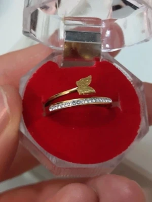 Guldfärgad ring i rostfritt stål med fjäril och strass - Vet inte vad det är för strorlek men passar mitt ringfinger som är cirka 5,2 cm. Jag tror att jag har runt strl 17 i ringar men osäker