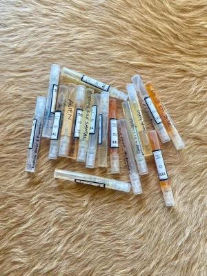 Doftpaket från The Essence Vault 17st 5 ml  - Säljer ett parfympaket med 17 stycken 5 ml-flaskor i original från The Essence Vault. Perfekt för dig som älskar dofter och vill testa massor av kända favoriter, gourmander, vanilj- och nischparfymer utan att köpa hela flaskor! De flesta är endast testsprayade.  Se bilderna för exakt mängd. Bild 2 visar vilka dofter som parfymerna är inspirerade av. 