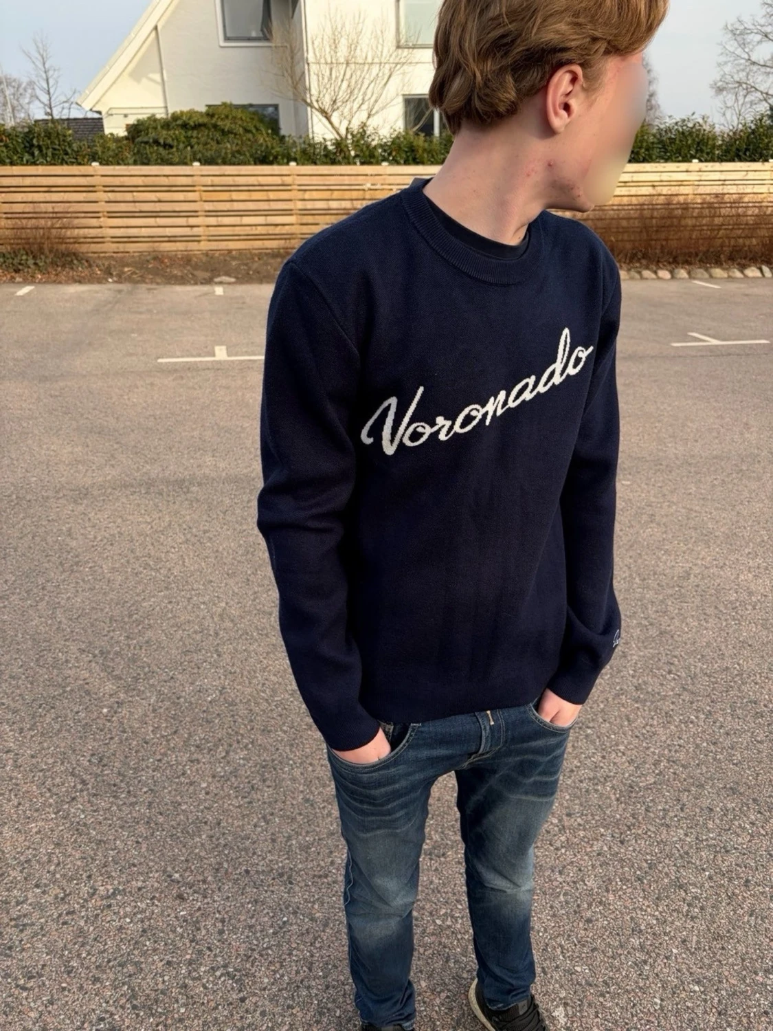Mörkblå stickad tröja Voronado