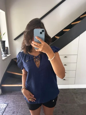 Mörkblå blus med volangärmar - Söt mörkblå topp/blus🩷🎀